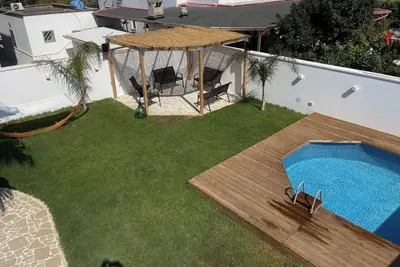 Charming detached villa with pool a few steps from the sea