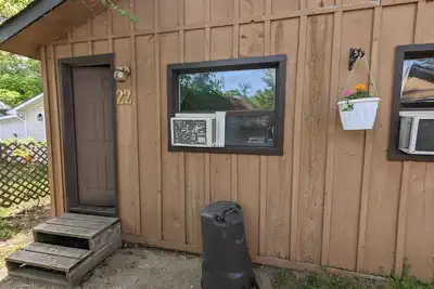 Image de Traditional Tiny Wood Cottage #22 Camping style Cottages 5 minutes to the beach!