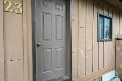 Image de Traditional Tiny Wood Cottage #23 Camping style Cottages 5 minutes to the beach!