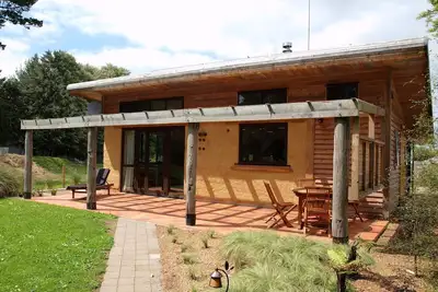 Image de 2 bedroom sunlit house, minimum of 3 months.