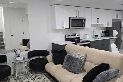 Image de Home Away From Home. 7min or less radius to all amenities and downtown Edmonton
