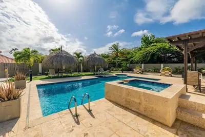 Image de Relaxing 4br Villa with Pool, Hot Tub & Comfort at Sabanaliber 205 by Bocobay