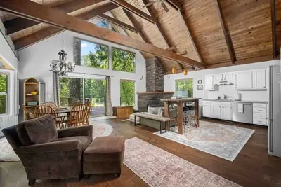 Image de Riverside Retreat with Hot Tub & Deck | Peaceful Escape on the Sandy River in the Pines