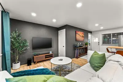 Image de Modern Arvada Suite | Sauna & Games