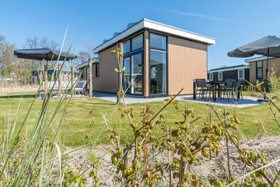 Image de Salon spacieux avec un intérieur élégant, des accents charmants et une belle vue sur le vaste jardin