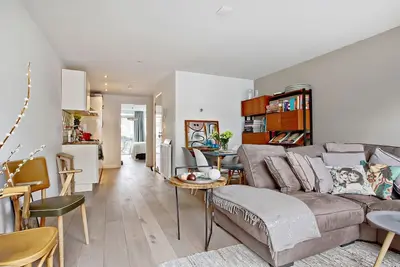 Bright and Charming Apartment in Amsterdam’s Lively De Pijp District