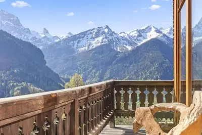 Image de Grand Chalet Boisé Authentique, Vue sur les Alpes