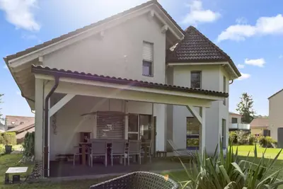 Image de Villa d’architecte lumineuse avec jardin privé