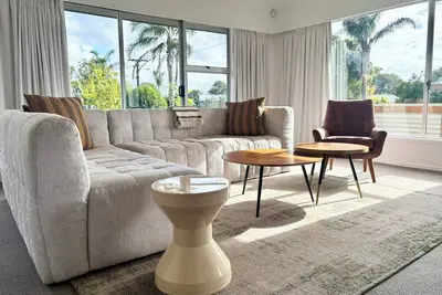 Image de Newly Renovated | Close to airport, waterfront & mountain. Bikes included 🚲🚲