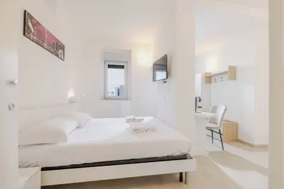 Image de 20 minutes from Milan room with 2 beds and private bathroom. Private entrance