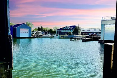 Waterfront Boathouse Getaway 5 Min. Cedar Point!
