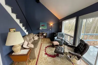 Image de Two-bedroom cottage on quiet lake, family-friendly — kayaks, canoe (sauna avail)