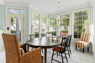 Image de Spacious 4br Home in Bayside • Balcony, Bikes, Pools & Family Amenities