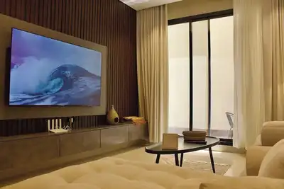 Image de A2-Elegant High-Rise with Warm & Inviting Decor