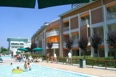 Image de Joli appartement dans une résidence avec piscine et solarium