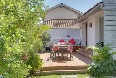 Maison Mitoyenne Avec Petit Jardin Et Parking