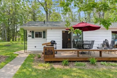 Image de Cozy Loon Cottage - View of Burt Lake! Nearby Boat Launch!