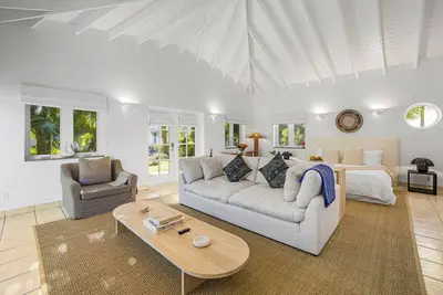 Image de Captian's Suite @ Yacht Club, Large Suite 5-minute walk from Grace Bay Beach
