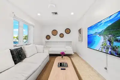 Image de The Frankie's Suite @ Yacht Club, 5 minute walk from Grace Bay Beach