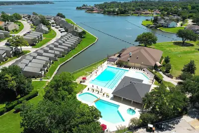 Image de Stunning CountryClub Lake Condo