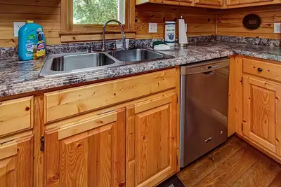 Image de Riverside Retreat Cabin w Hot Tub & Fire Pit!