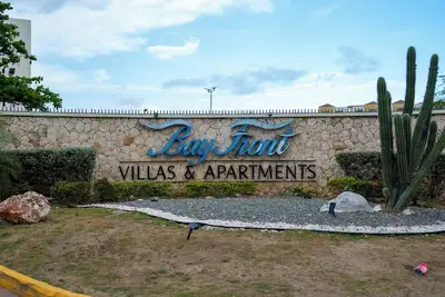 Image de 2-bedroom apartment in enchanting Portmore with WiFi, Ac right on the beach side