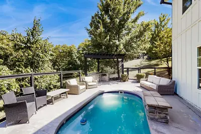 Image de Spacious family retreat w/ pool, Bbq grill, patio, deck, near Beaver Lake