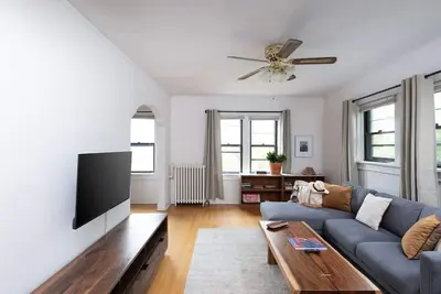 Image de Sunny East Side Vintage 2br Apartment
