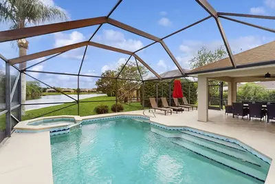 Image de Luxury waterfront home with private pool, hot tub, patio and Wifi