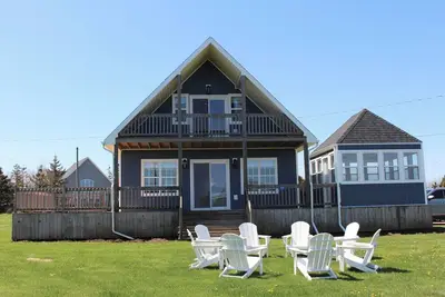 Image de Newly Renovated 4-bedroom Cottage with Ac, 4 Minute Walk To The Beach!