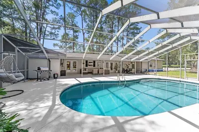 Image de New! Designer Pet-Friendly Retreat with Heated Pool