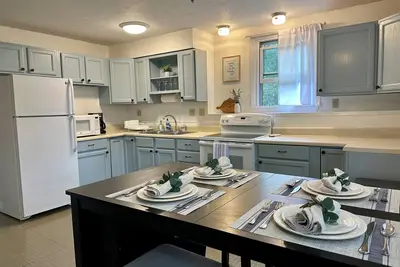 Image de “Below Deck” at Ferry Beach - 2 bedroom apartment steps from the beach!