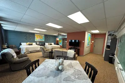 Image de A+ Stay in Room 103 – Schoolhouse Charm Meets Modern Comfort