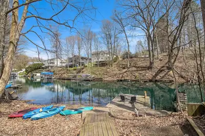 Image de Lakefront Gull Lake Getaway