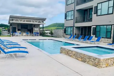 Image de Oasis Luxury Lakefront Condo:1st Floor, Pool, HotTub, Dining, Boating, Fishing!