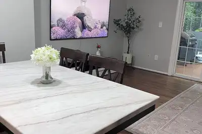Image de 3-bedroom townhome in fantastic Springfield with Wi-Fi & fully equipped kitchen.