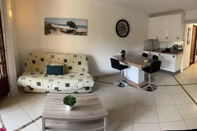 Image de Beau studio avec balcon -250 m de la plage