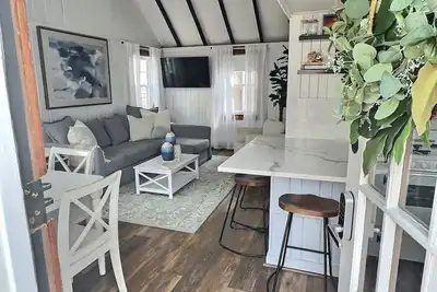Image de Beach Block 1940s Bungalow: Embrace Coastal Charm and Timeless Vintage Vibes!