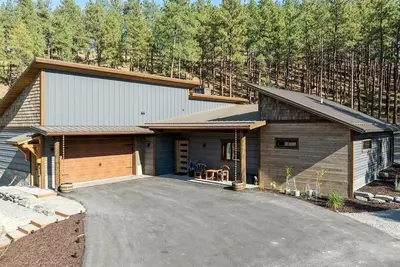 Image de 3-bedroom luxury lodge in Eureka, Montana located at the Wilderness Club Resort