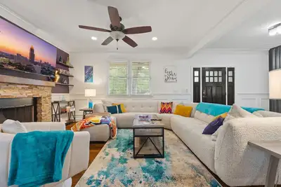 Image de Spacious Atlanta Home – Sleeps 10, Kid-Friendly + Big Porch & Yard