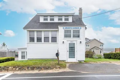 Image de Renovated beach house in Wells, perfect for multi-family rentals this summer.