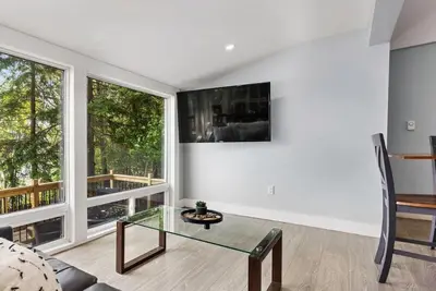 Image de Lakefront Charm - 3 Bedroom Cottage with panoramic Bay Window Views.