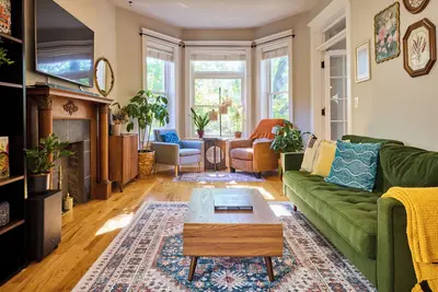 Image de A chic second-floor plant-filled retreat in Chicago's Logan Square neighborhood.
