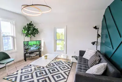 Image de Stylish & Modern House ♥ Walking distance to Barrie Beach!