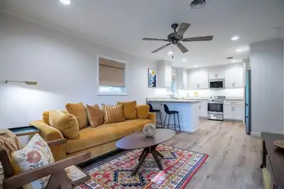 Image de The Square Unit 3, Cozy 1 Br by VelvetDitchVillas