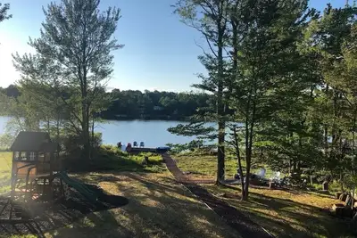 Image de Poconos Lakefront Retreat+ HotTub+Firepit+Playground+Boats+ close to everything!