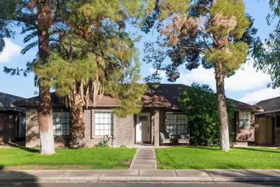 Image de Stylish Gilbert Home with Outdoor Lounge, Home Gym & Walkable Park+ pet friendly