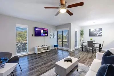 Image de Walk to Cowboys and Rangers Games!