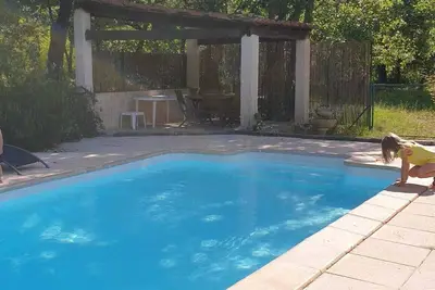 Image de Bastidon provençal entouré de verdure avec piscine privee