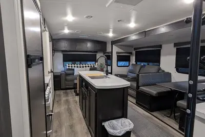 Image de Rv Retreat on Green Thumb urban farm